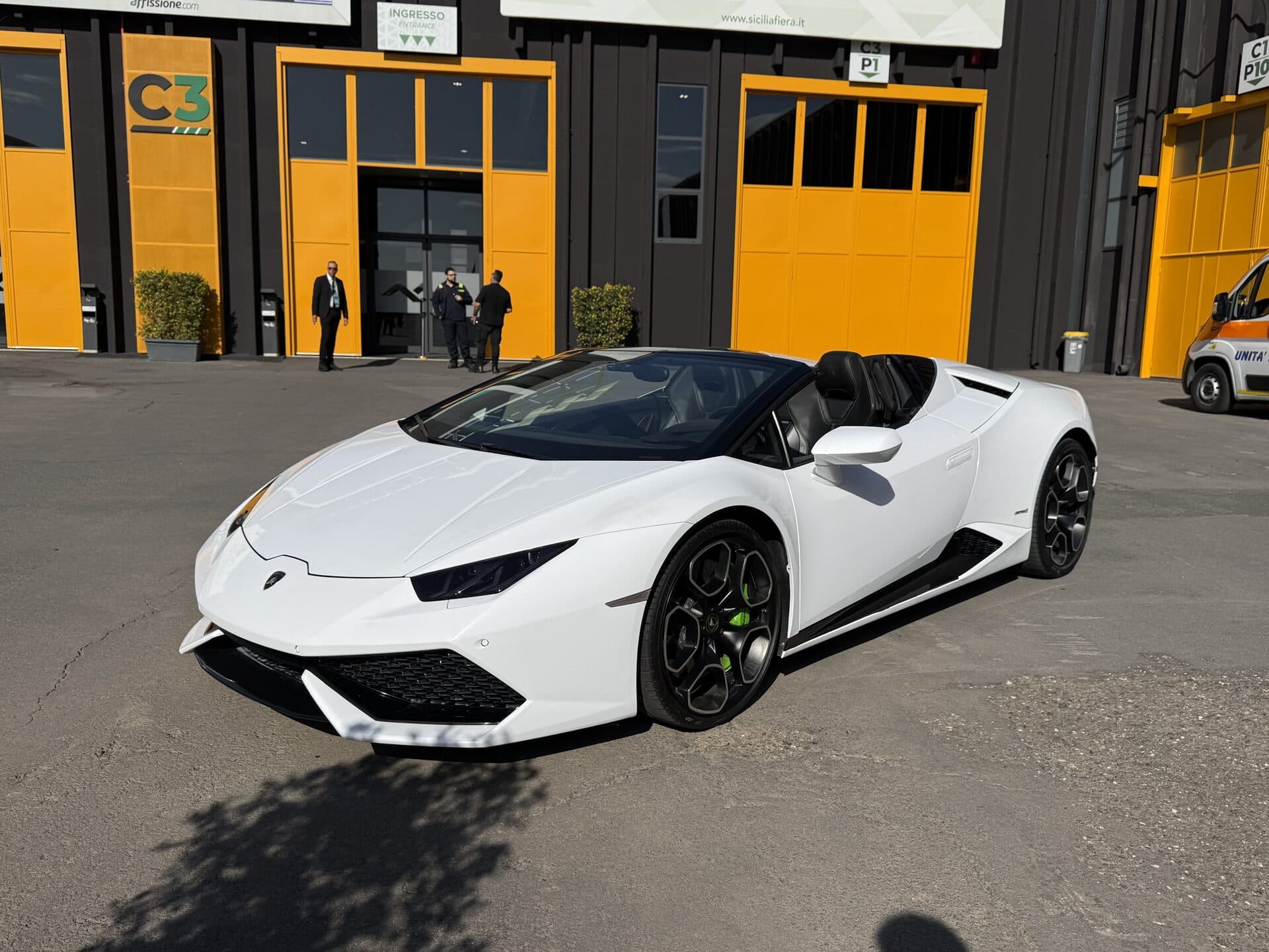 Lamborghini bianca decappottabile per il servizio auto da cerimonia