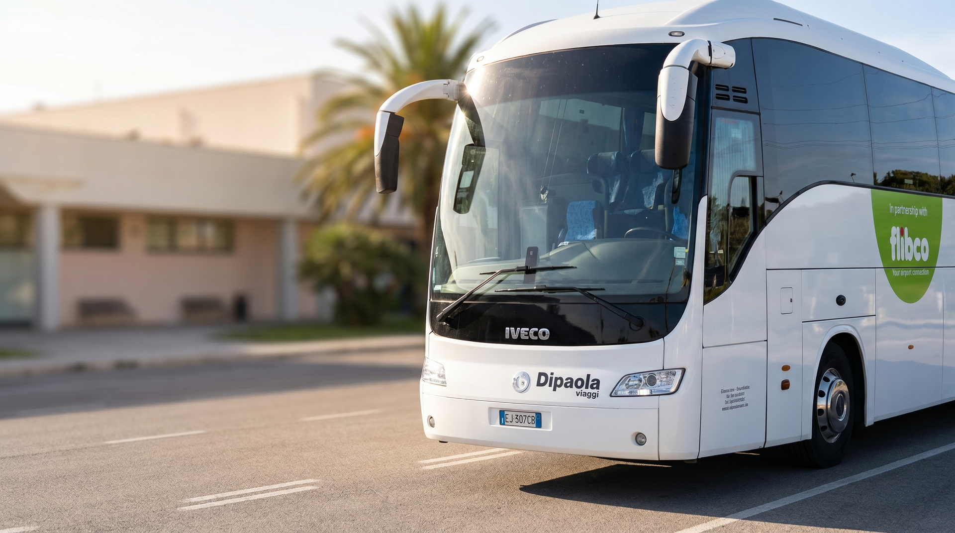 Bus Dipaola Viaggi flibco davanti all’aeroporto di Catania